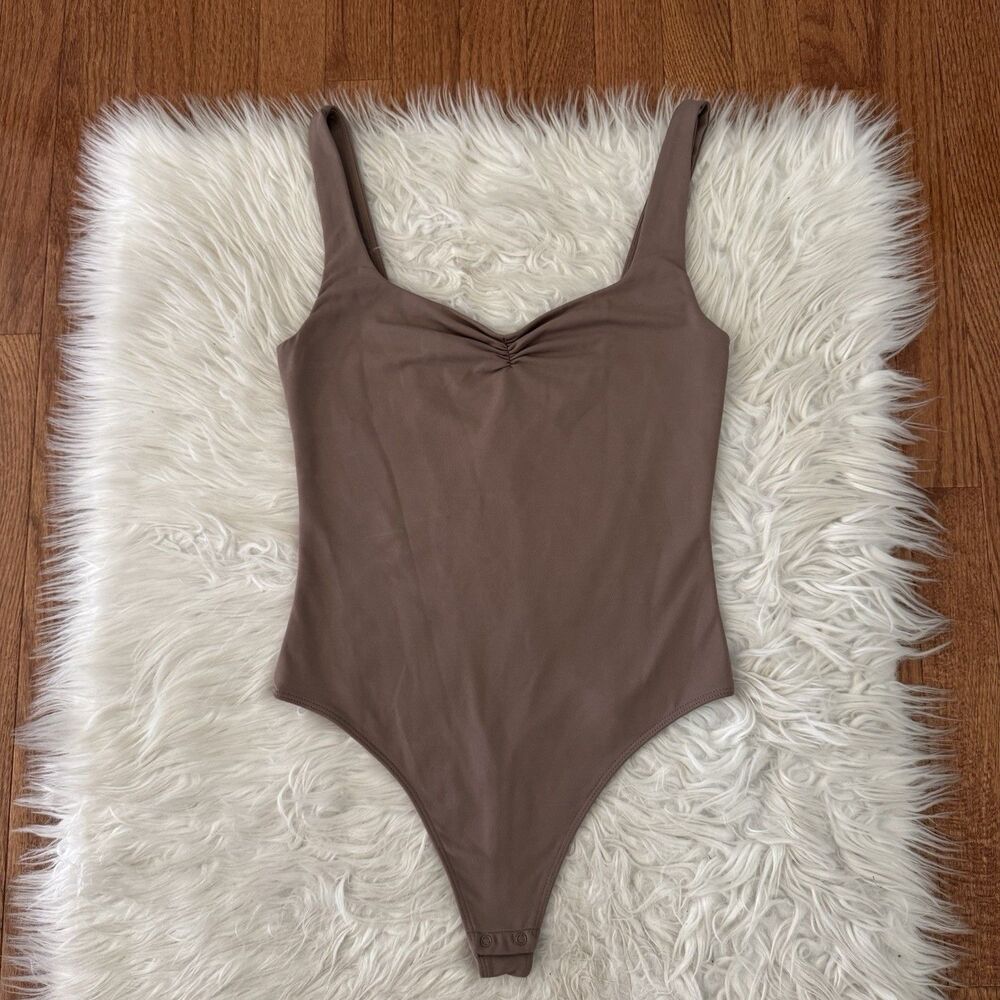Aritzia Babaton Women's Medium Taupe V-Neck Contour Bodysuit Tank Lined Stretch - Picture 3 of 10